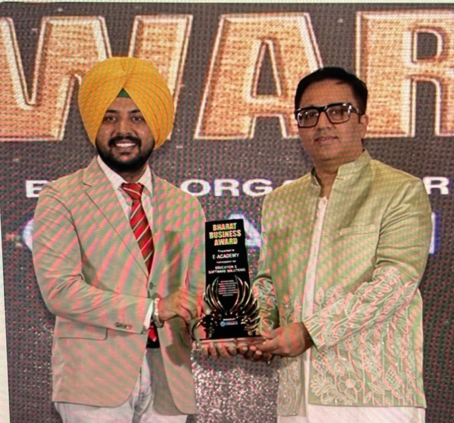 Tajinder Bains receiving the Bharat Business Award